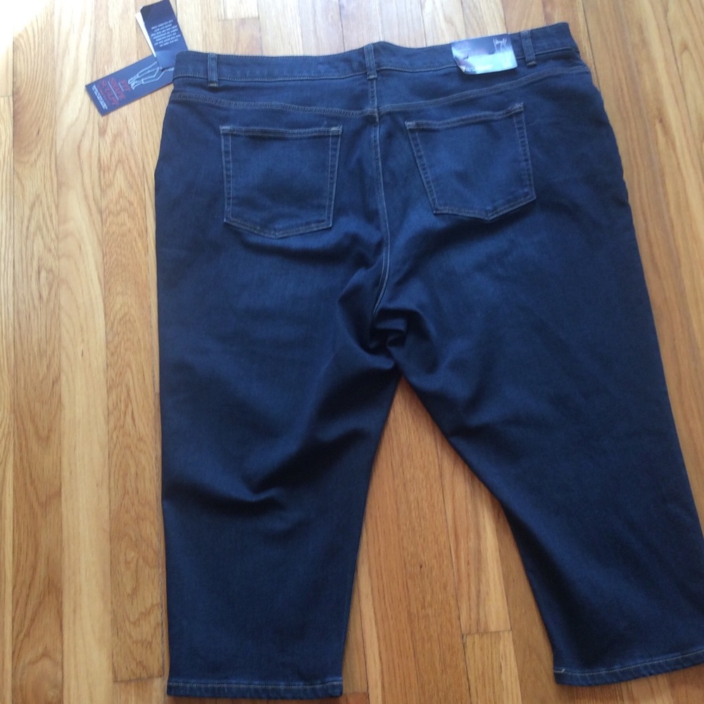 CHAPS Shaping Capris - Picture 4 of 5